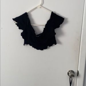 Black cropped of the shoulder top